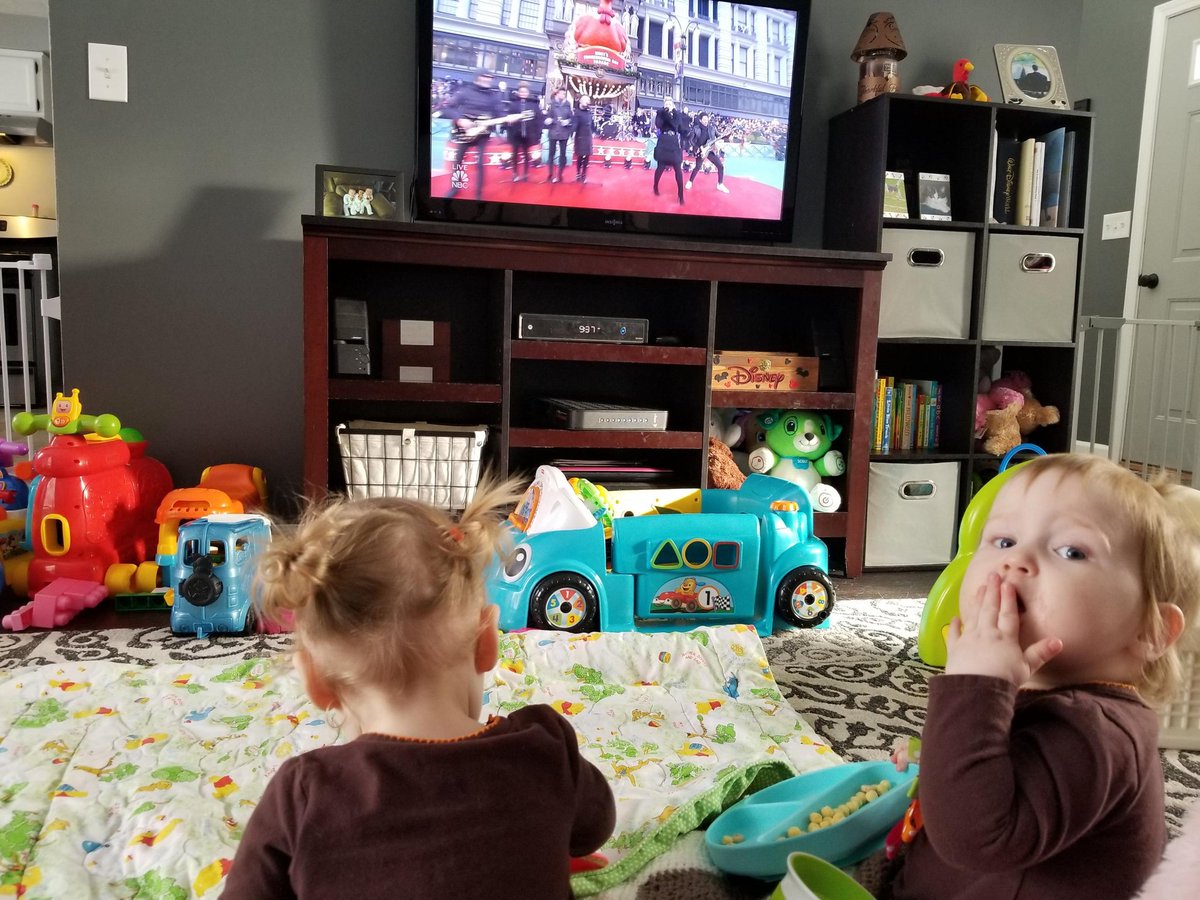 Tange382's tweet photo. #TDAYcbs Watching the Thanksgiving Day Parade!  🦃 https://t.co/nUwp0Ln3BC