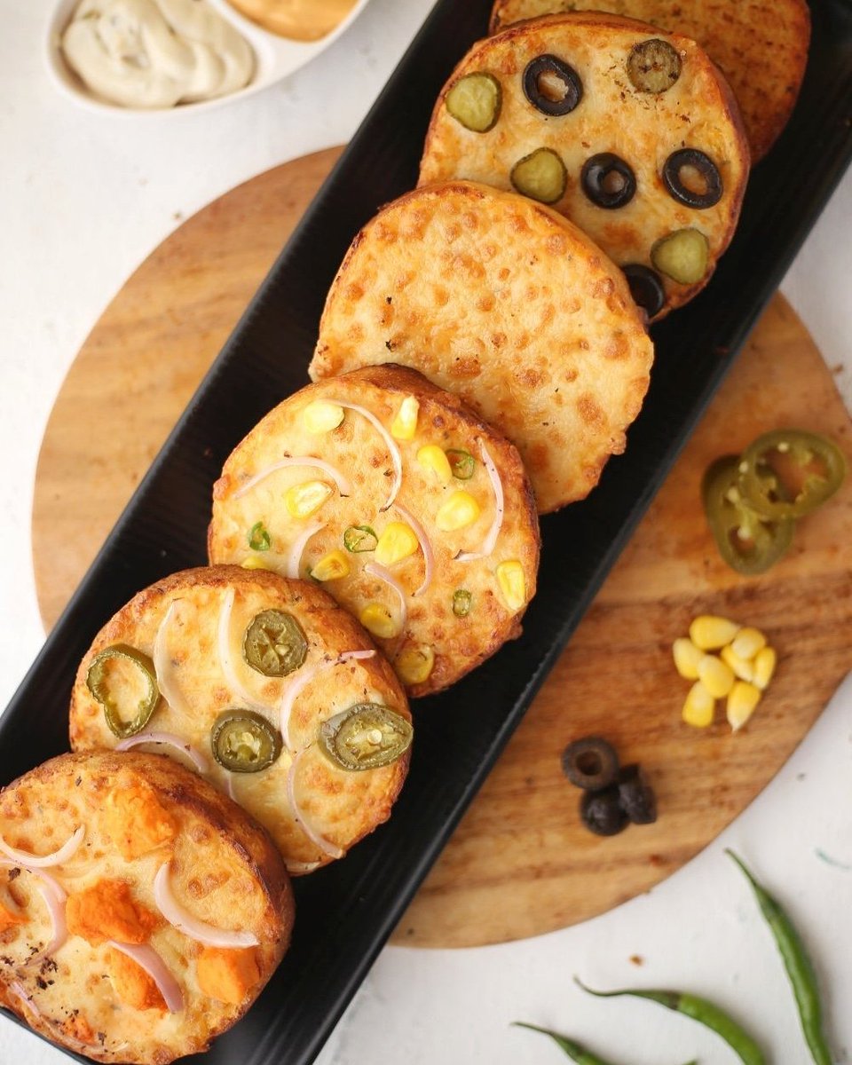 Cheelizza_Pizza's tweet photo. Whoever said money can't buy happiness haven't tried our garlic bread platter yet!
.
#pizza #cheelizza #garlicbread #nachos #pizzalove #pizzabae #loveforpizza #pizzerias #pizzabuddy #pasta #italian #mumbai #rajkot #stuffcrust #panner #dip #garlicbreadplatter https://t.co/M9mVpqfBNo