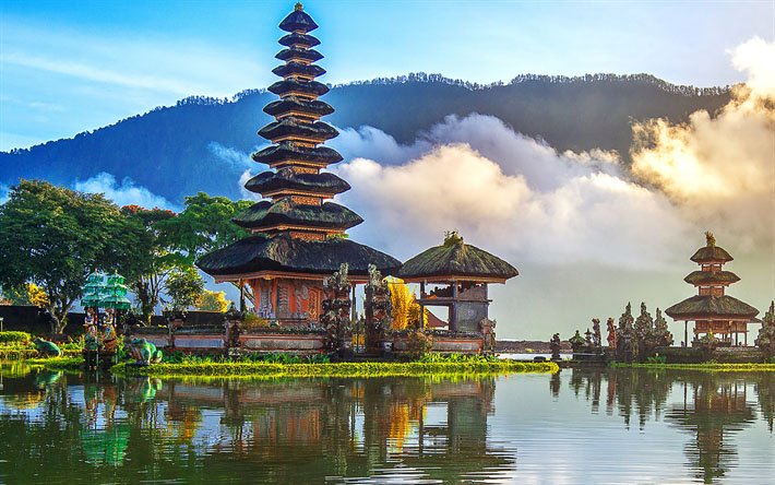 viajepatrimonio's tweet photo. La vida en la isla indonesia de Bali se rige con la filosofía del tri hita karana aunando los reinos espiritual, humano y natural. La mejor representación es su sistema agrícola subak basado en el terraceo, el reparto del agua y la presencia de templos dedicados llamados pura https://t.co/yQSlTbfjPi