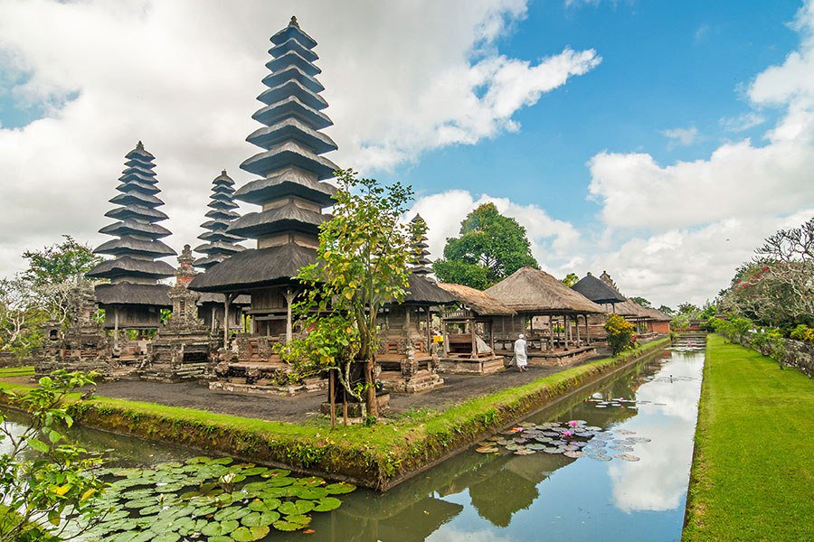 viajepatrimonio's tweet photo. La vida en la isla indonesia de Bali se rige con la filosofía del tri hita karana aunando los reinos espiritual, humano y natural. La mejor representación es su sistema agrícola subak basado en el terraceo, el reparto del agua y la presencia de templos dedicados llamados pura https://t.co/yQSlTbfjPi