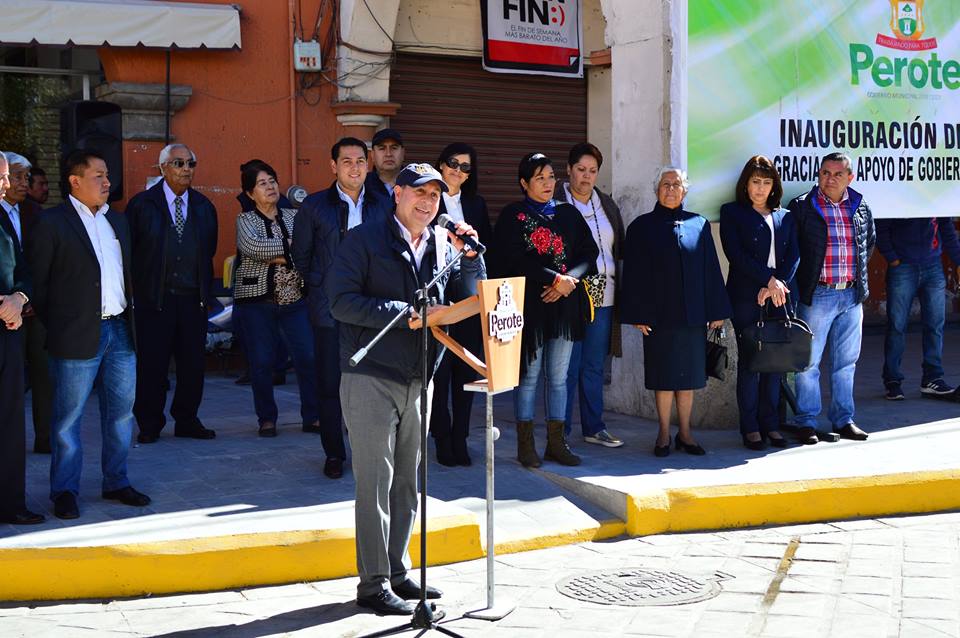 Ayto_Perote's tweet photo. Se inauguraron seis calles del primer cuadro de nuestra ciudad. El alcalde, Dr. Juan Francisco Hervert Prado, en compañía de su cuerpo edilicio y los vecinos de la zona acudieron a dicho evento. https://t.co/Pz9pTLcTsj