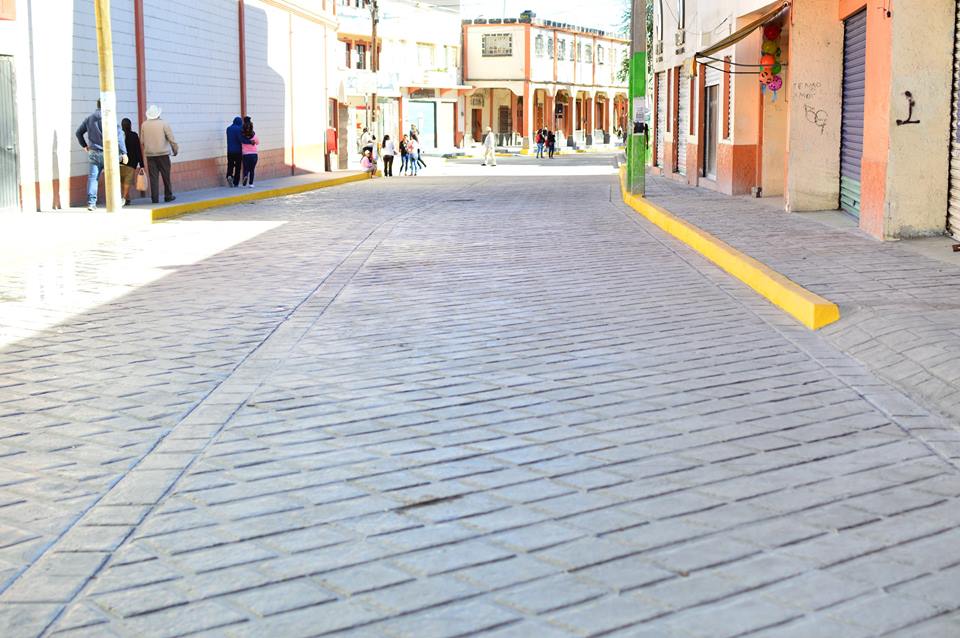Ayto_Perote's tweet photo. Se inauguraron seis calles del primer cuadro de nuestra ciudad. El alcalde, Dr. Juan Francisco Hervert Prado, en compañía de su cuerpo edilicio y los vecinos de la zona acudieron a dicho evento. https://t.co/Pz9pTLcTsj