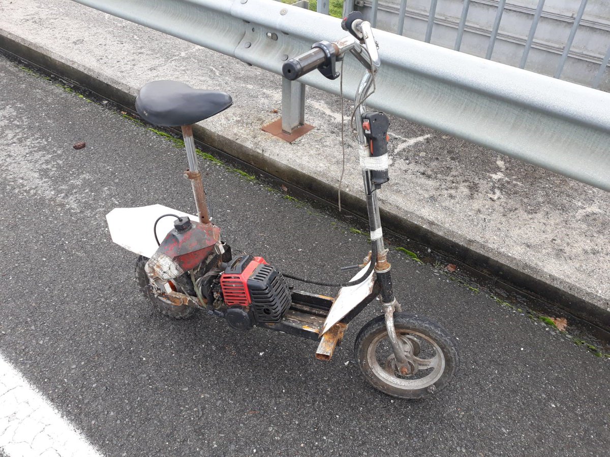 DGTes's tweet image. Detienen  a un vecino de #Lugo conduciendo un vehículo fabricado por él mismo, hecho con el motor y acelerador de una desbrozadora, el depósito de combustible de una mini-moto y el asiento y dirección de una bicicleta😱. La AT @guardiacivil#Lugo le detuvo circulando por la #LU530