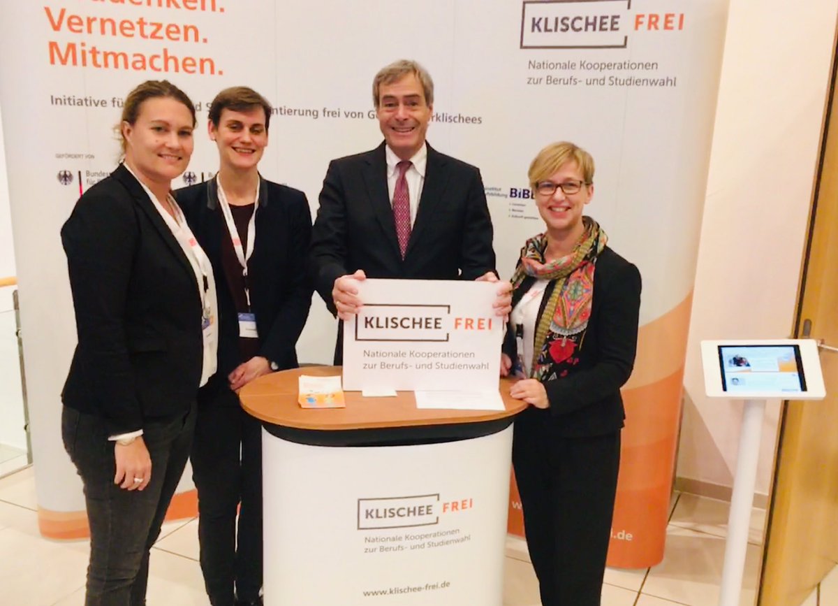 Kompetenzz_ev's tweet photo. .@DieBDA Arbeitgeberpräsident Ingo Kramer im Gespräch mit unserer Geschäftsführerin Sabine Mellies zur Initiative @klischee_frei: „Die Wirtschaft ist eine wichtige Partnerin um Stereotype in der Studien- und Berufswahl aufzubrechen!“ #DAT2018 https://t.co/aF63JdP6fZ