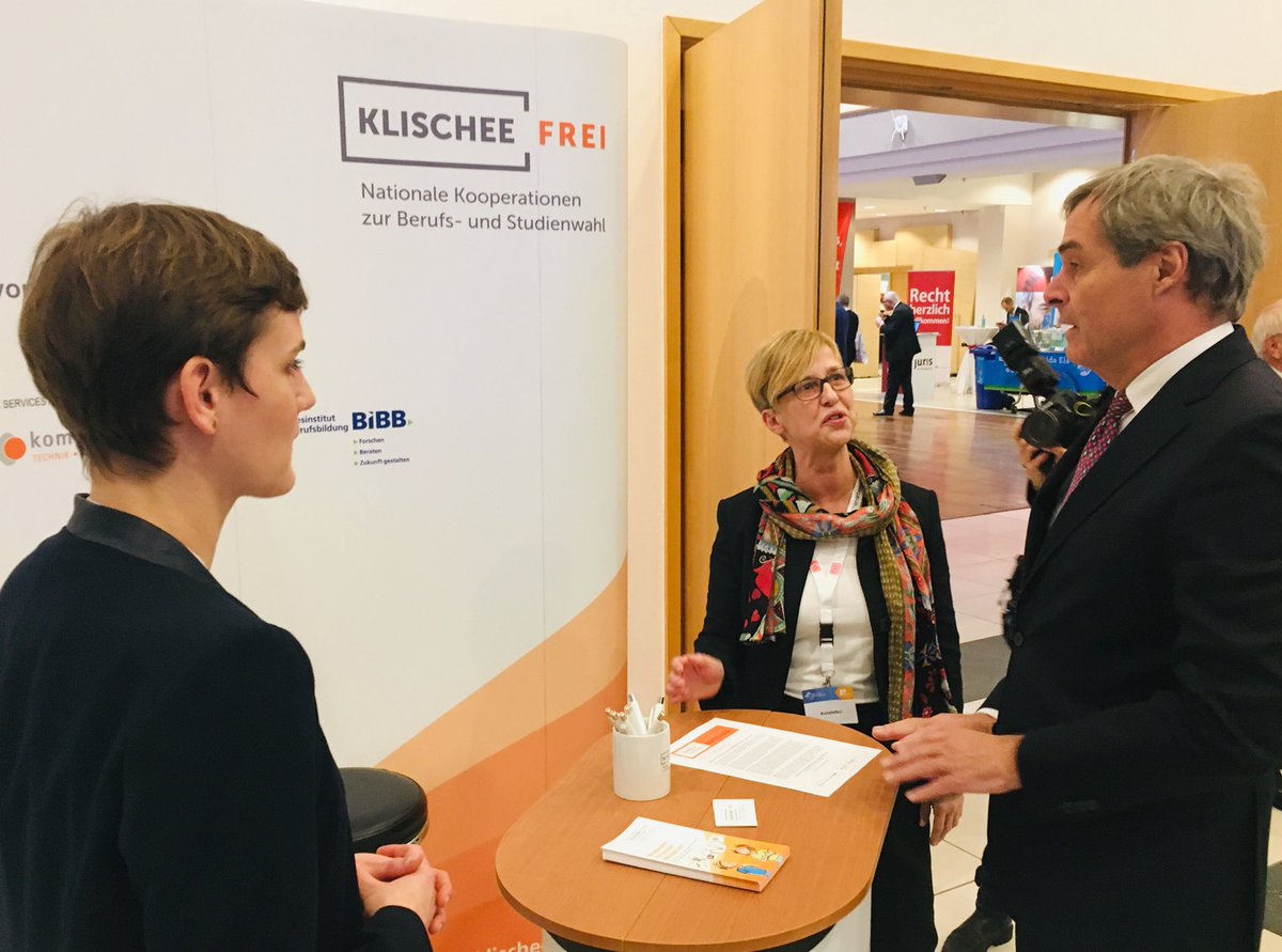 Kompetenzz_ev's tweet photo. .@DieBDA Arbeitgeberpräsident Ingo Kramer im Gespräch mit unserer Geschäftsführerin Sabine Mellies zur Initiative @klischee_frei: „Die Wirtschaft ist eine wichtige Partnerin um Stereotype in der Studien- und Berufswahl aufzubrechen!“ #DAT2018 https://t.co/aF63JdP6fZ