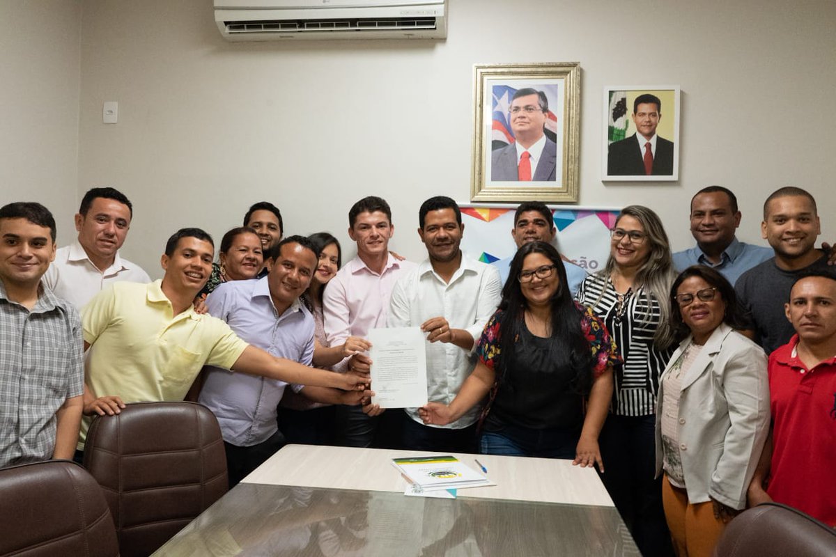 assisfilhoadvma's tweet photo. Sigo cumprindo agenda nesta quarta, 21/11, agora em Timon, no Maranhão, onde assino, ao lado do Prefeito Luciano Leitoa e vereadores, a ordem de serviço para a entrega futura do #EstaçãoJuventude2.0. Nossa gestão está a todo vapor construindo um Brasil Mais Jovem! #AssisFilho https://t.co/xIt4lhbJNC