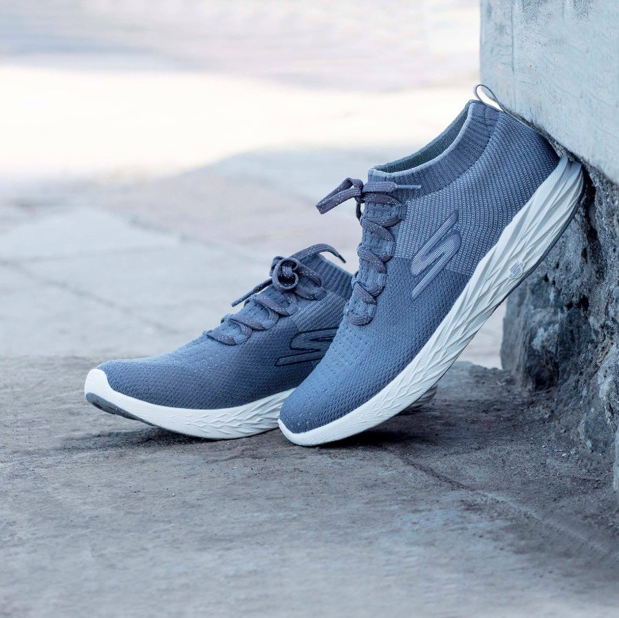 SKECHERSCHILE's tweet photo. ¿Cuántos kilómetros correras hoy? Supera tus propios límites con las #GOrun6 https://t.co/wynlDNaZvi #Style55209 https://t.co/vpUpkCo6CK