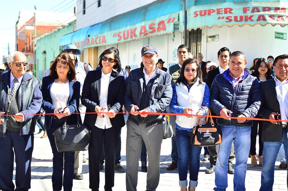 Ayto_Perote's tweet photo. Se inauguraron seis calles del primer cuadro de nuestra ciudad. El alcalde, Dr. Juan Francisco Hervert Prado, en compañía de su cuerpo edilicio y los vecinos de la zona acudieron a dicho evento. https://t.co/Pz9pTLcTsj