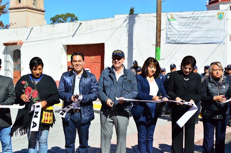 Ayto_Perote's tweet photo. Se inauguraron seis calles del primer cuadro de nuestra ciudad. El alcalde, Dr. Juan Francisco Hervert Prado, en compañía de su cuerpo edilicio y los vecinos de la zona acudieron a dicho evento. https://t.co/Pz9pTLcTsj
