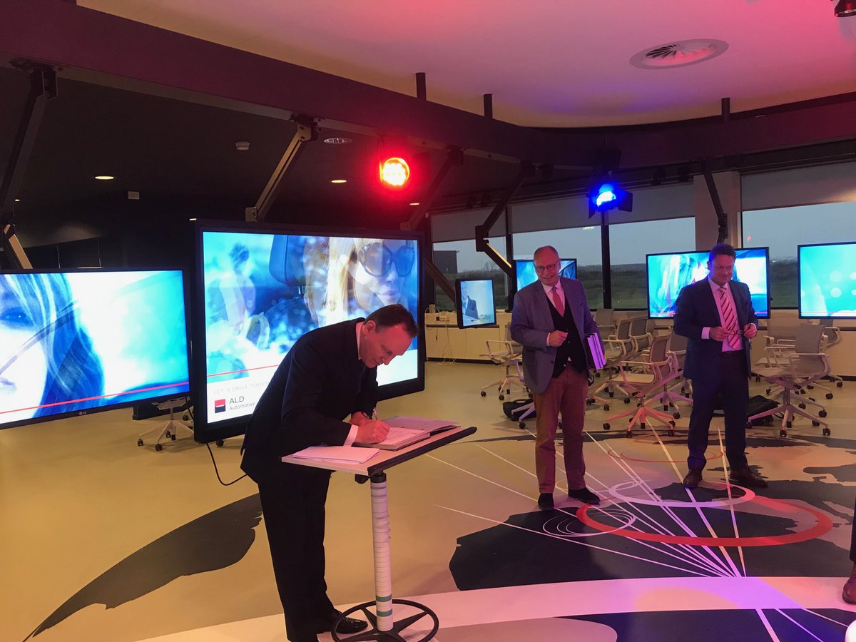 Ondertekening KVO2.0 voor BIZ Airport BusinessPark De Hoek in Haarlemmermeer. Wethouder ⁦<a href="/apreinders/">Ap Reinders</a>⁩ tekent namens ⁦<a href="/haarlemmermeer/">Haarlemmermeer</a>⁩ als eerste.
⁦<a href="/BusinessParkMag/">BusinessParkMagazine</a>⁩ 
⁦<a href="/MKBNL/">MKB-Nederland</a>⁩