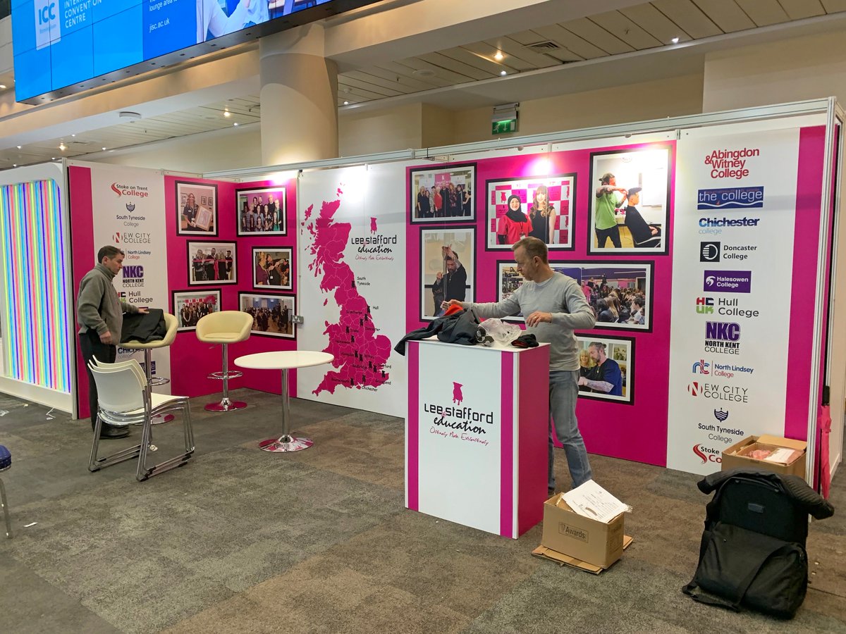 Printdot's tweet image. A 6x2m shell scheme stand for Lee Stafford Education✂️for the annual AoC Conference &amp;amp; Exhibition 20-21 November at the ICC Birmingham. Complete with Foamex graphics, lighting, a storage cabinet and furniture #print #printing #design #exhibition #foamex #graphics #exhibitionstands