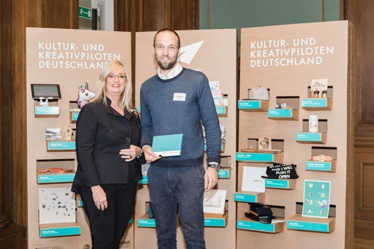 WFBBrandenburg's tweet photo. Glückwunsch an unseren #Gründer Ruben Lagies! Mit seiner mobilen Küche #cookinroll ist er als Kultur- und Kreativpilot Deutschland 2018 ausgezeichnet worden. @Kreativpiloten #innovationen #bessermachen #madeinbrandenburg https://t.co/YOUj1McjaE … https://t.co/nvRY2nfPmt