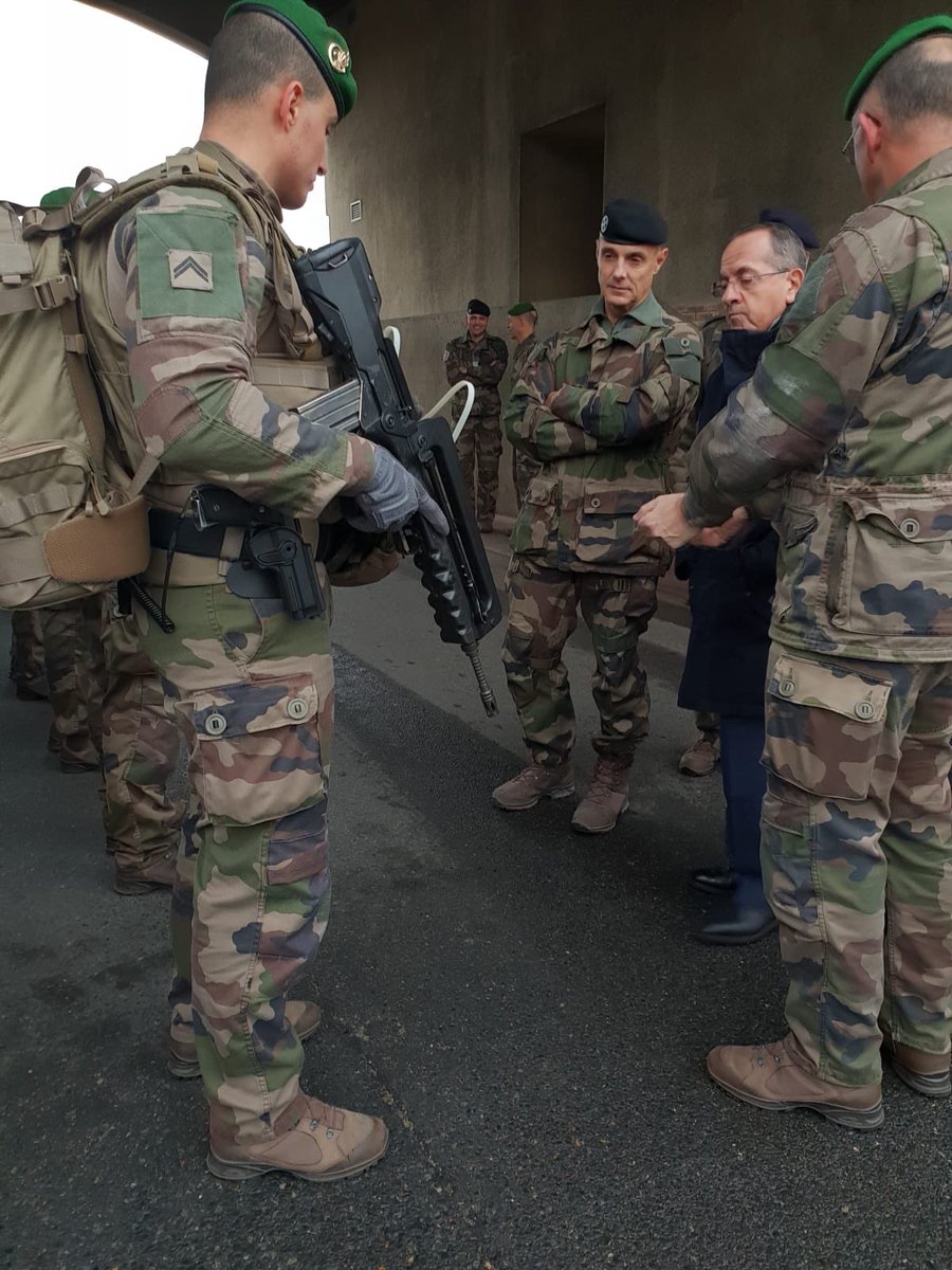 Gouv_mili_Paris's tweet image. Accueil du préfet de Police au sein de l’état-major tactique de l’opération #Sentinelle protégeant la capitale. Au programme : focus sur la situation dans nos zones de responsabilité et échange avec les militaires directement engagés au contact de la population.
