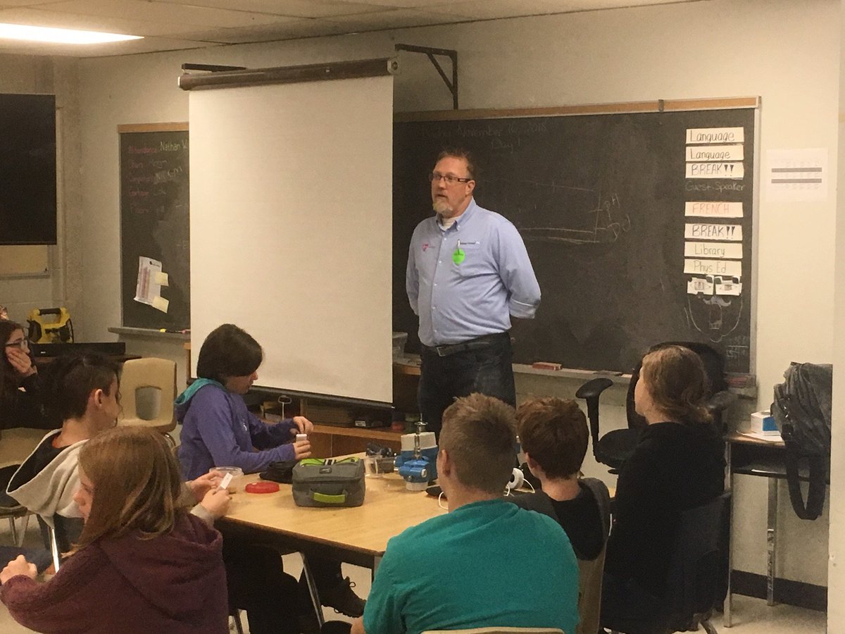 Endress_CA's tweet image. It’s all about educating the future generation of #processprofessionals! Here we have Outside Salesman, Dan Leising, talking boiling &amp;amp; freezing points to an eager classroom full of students; A great, way to help kids apply their math &amp;amp; science skills to real life situations!