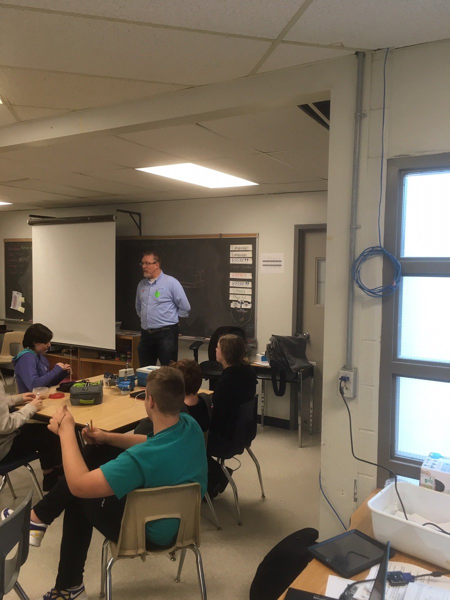 Endress_CA's tweet image. It’s all about educating the future generation of #processprofessionals! Here we have Outside Salesman, Dan Leising, talking boiling &amp;amp; freezing points to an eager classroom full of students; A great, way to help kids apply their math &amp;amp; science skills to real life situations!