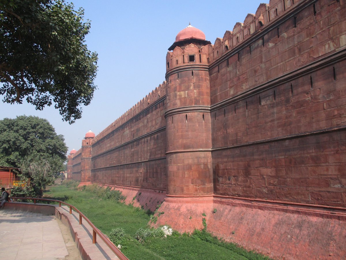 danielmccrohan's tweet photo. #Delhi's Red Fort bit of a disappointment at the moment. Ticket prices are as normal, but renovations are underway so none of the museums is open and you can't enter any of the main buildings inside. 
Fortunately, the gargantuan outer walls still take your breath away.
#LPinIndia https://t.co/WzMXL2krLU