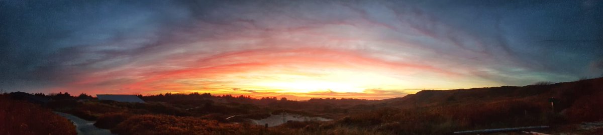 Wangerooge's tweet photo. Der Himmel brennt so wunderschön nur über #Wangerooge! Wir wünschen Euch einen schönen Feierabend von der Erholunginsel! #inselliebe #inselzeit #ostfriesischeinseln https://t.co/slOS76qYyz