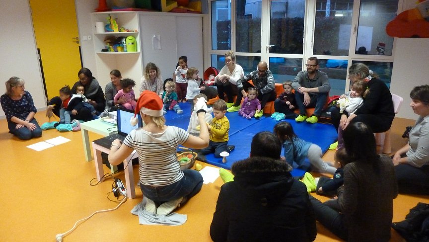 Depuis 3 ans, le Multi-Accueil La Passerelle de #Veigné invite les familles à participer à un atelier Parent-Enfant.
Petits et grands se sont retrouvés pour chanter et signer. Un bon moment de partage dont chaque enfant est reparti avec un livret de chansons. <a href="/MaindanslaMainC/">Main dans la Main: Crèche, Garderie, Multi-Accueil</a>