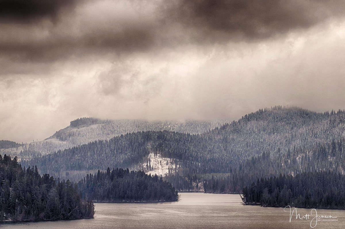 MattJPhotos's tweet photo. One of the many lakes off of highway 24 between 100 Mile House and Little Fort, BC.

#photography #landscape #lake #travelbc #travelnorthernbc #britishcolumbia #winter #clouds https://t.co/2N3UUEiQJM