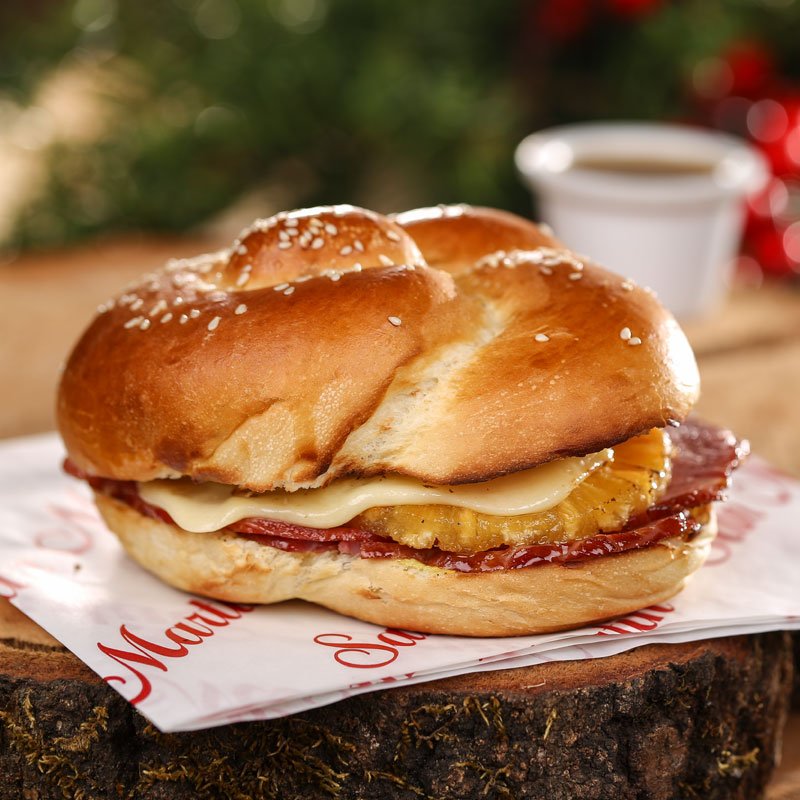 Ven a probar nuestro delicioso Sandwich Navideño de jamón con piña. ¡Te va a encantar! ❤️🎄