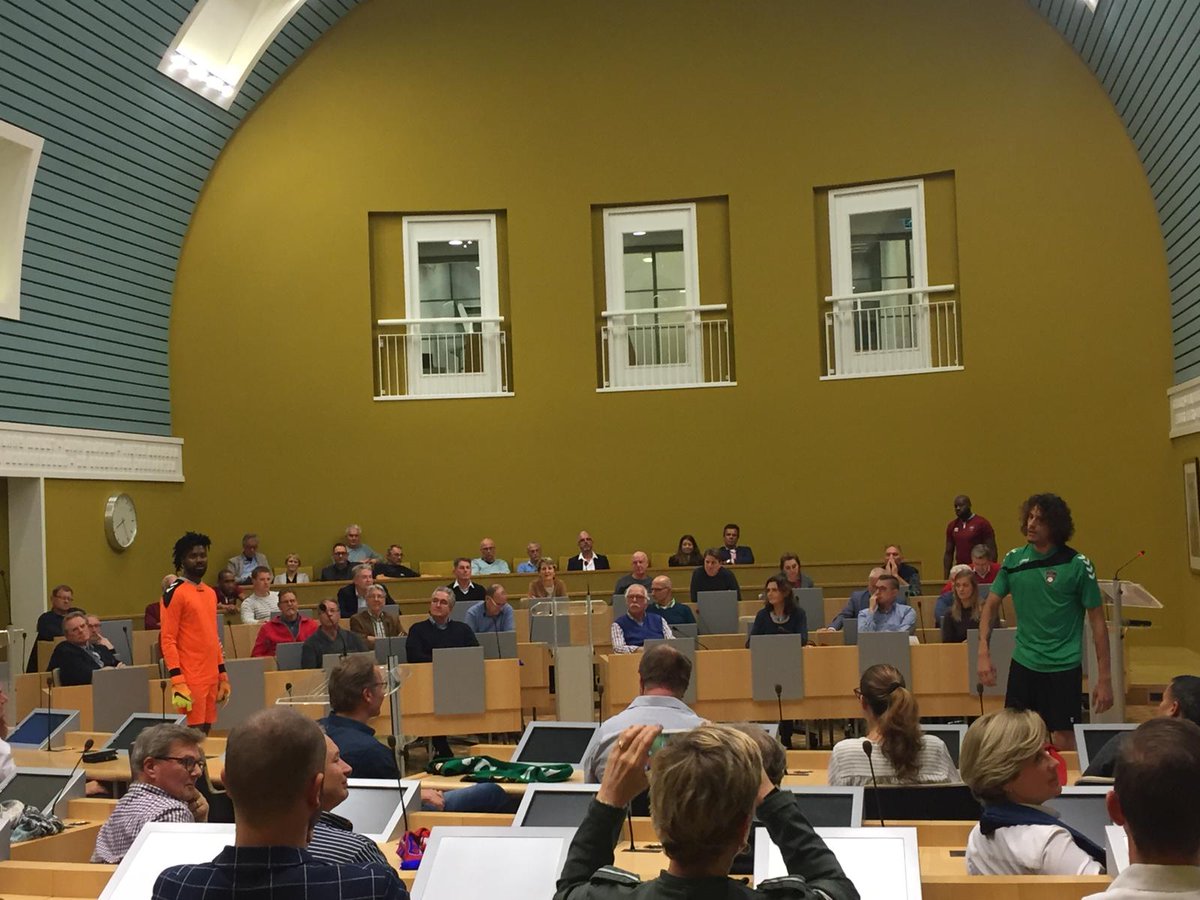 Gisteren verrasten SCHOPPEN-dansers en acteurs de bestuursleden van 140  sportverenigingen met een optreden. Ze speelden een scene uit de voorstelling, en regisseur Judith Faas ging met Barbara Barend van De Helden in gesprek over sportveiligheid @HeldenMagazine #zaandam #sport