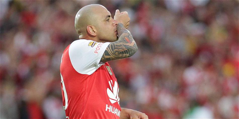 SantaFe1512's tweet photo. Omar se quedó con nosotros cuando varios clubes le ofrecieron mucho más dinero del que ganaba en Santa Fe, Omar se bajó el sueldo para estar con el equipo, Omar nos dió una estrella después de 37 años. ¿Por qué no agradecerle por todo lo que hizo?. 

BIENVENIDO SIEMPRE IDOLO! https://t.co/1HKsi7dmWr