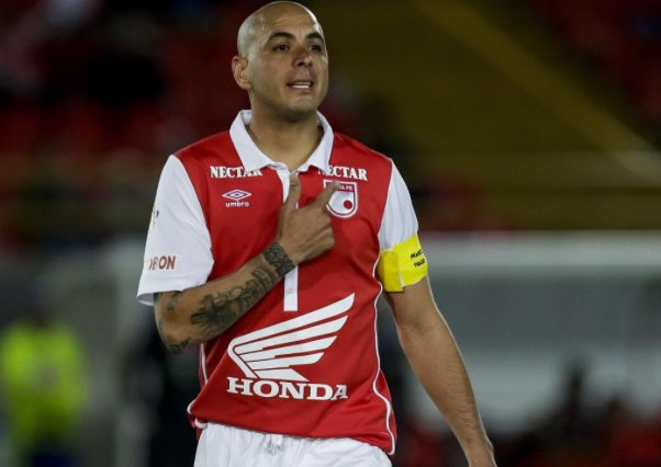 SantaFe1512's tweet photo. Omar se quedó con nosotros cuando varios clubes le ofrecieron mucho más dinero del que ganaba en Santa Fe, Omar se bajó el sueldo para estar con el equipo, Omar nos dió una estrella después de 37 años. ¿Por qué no agradecerle por todo lo que hizo?. 

BIENVENIDO SIEMPRE IDOLO! https://t.co/1HKsi7dmWr