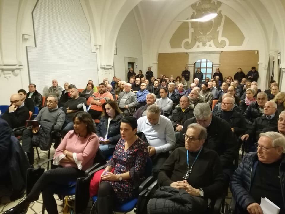 antonia_sinisi's tweet photo. #Andria grande partecipazione e interesse di lavoratori e pensionati all’attivo unitario della #Bat.  Segr.Gen. @cisl_bari @boccuzzibeppe relaziona sulle #priorità di #CgilCislUil per la legge di bilancio 2019. @CislPuglia @dellenoci @filcabari https://t.co/fW0dCS5tP3 https://t.co/wCwnYgkSCq