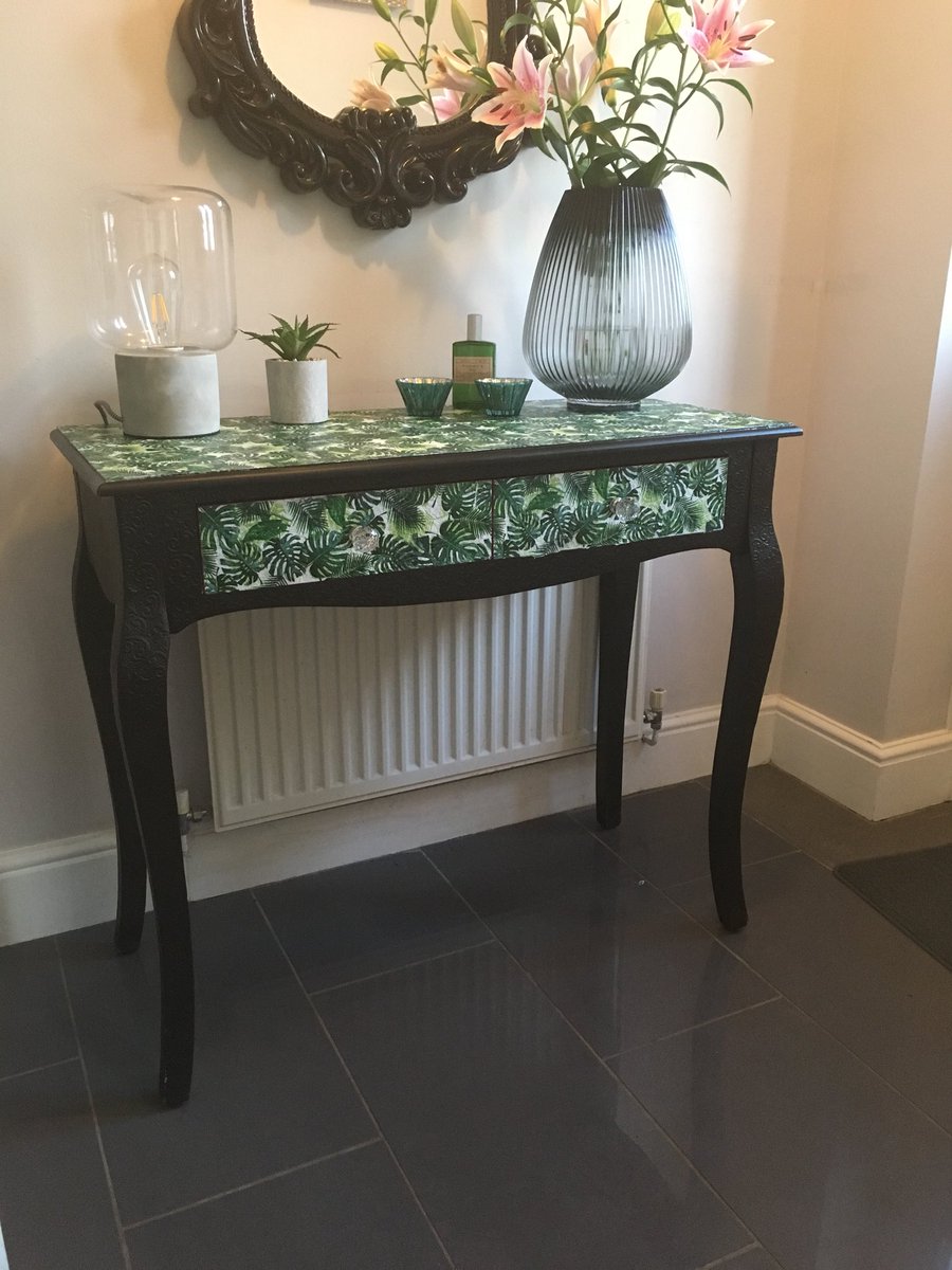 LeahNorris's tweet photo. One of my funky revamps. Love a tropical leave print #interiors https://t.co/g066ePPtjs