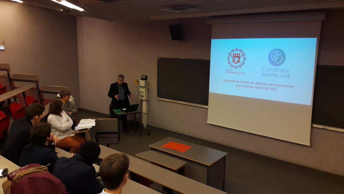 Aujourd'hui, c'est la Remise de diplômes de la promotion <a href="/DigitalLabLyon/">Centrale Digital Lab Lyon</a> 2017 !