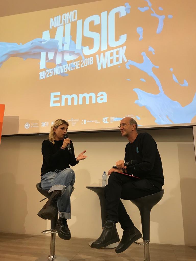 paroleedintorni's tweet photo. Emma insieme a Luca De Gennaro per parlare di “B🔗M” appuntamento della Milano Music Week 2018 💥💥💥 #MMW18 #BoomEdition #Emma https://t.co/E9z9EfPMqg