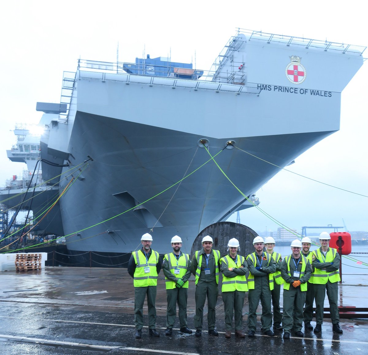Today a group of trainee navy pilots got to explore the ship that they will one day be landing the F35B Lighting II jet on #FlyNavy #TopGun
