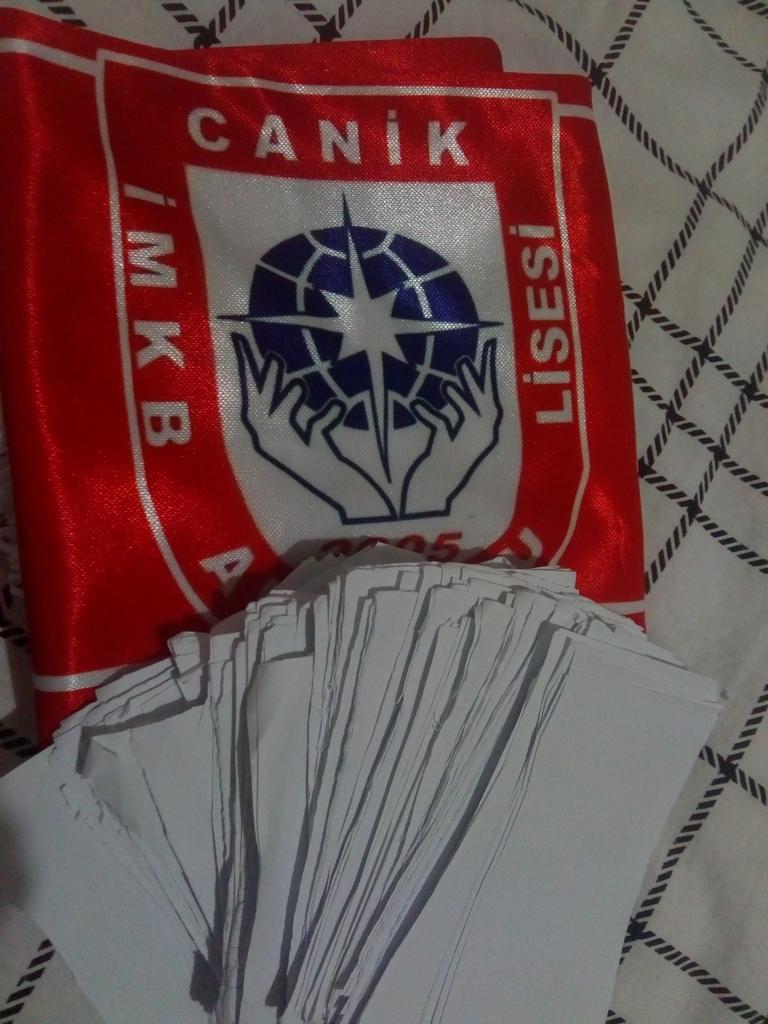 Yarın saat 13.00'da okulumuzun Uğur Koleji ile basketbol müsabakası vardır. Tribün de yapılacak olan konfeti şovu için evde kullanılmayan kağıtları görselde ki gibi kesip okulumuza getirmelerini rica ediyoruz.

#ForzaCANİK