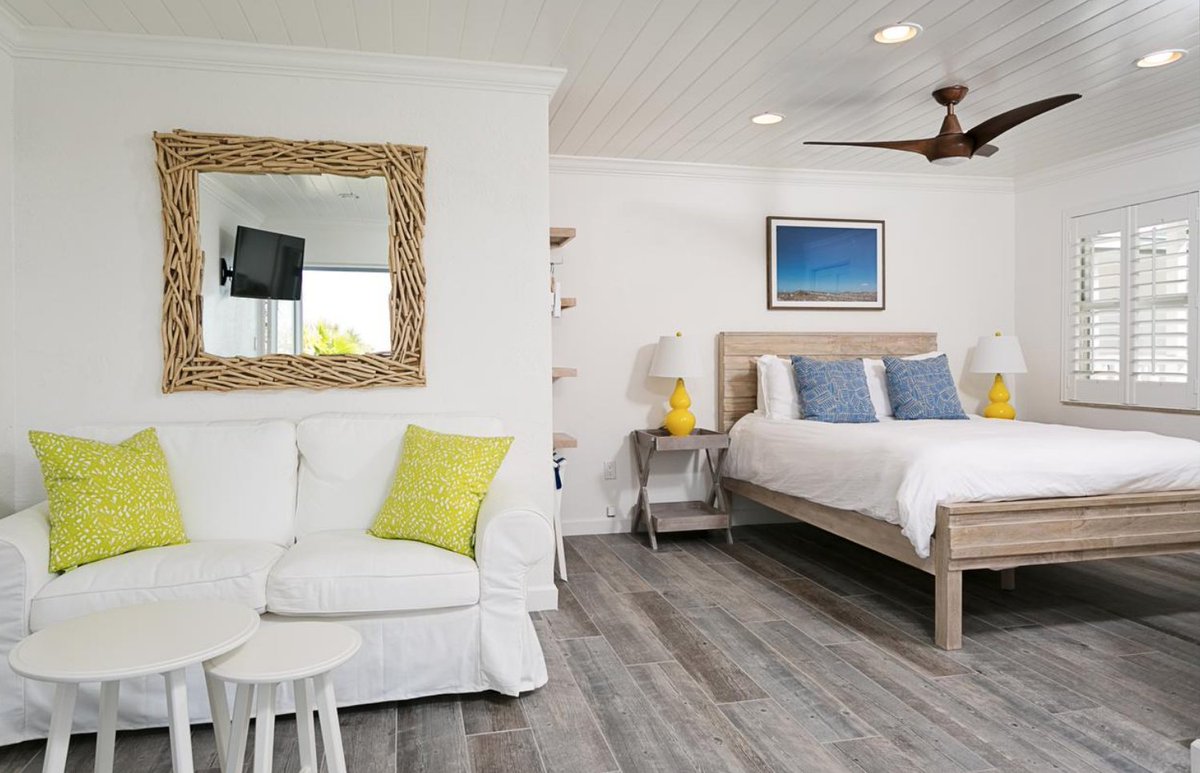 Stay right across the street from white-sand St. Pete Beach! $155/night for adorable studios with complimentary breakfast &amp; WiFi bit.ly/2qX9H6b #florida #traveldeals #vacationrentals #beachthursday