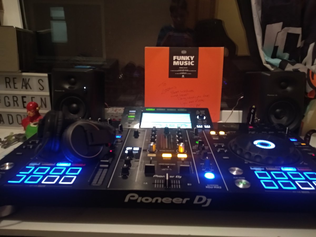 The setup
Pioneer xdj-RX2 
Pioneer DM-40 speakers
Pioneer HDJ-X5 Headphone
<a href="/PioneerDJglobal/">AlphaTheta/Pioneer DJ Global</a> Sponsor me Lads 😂