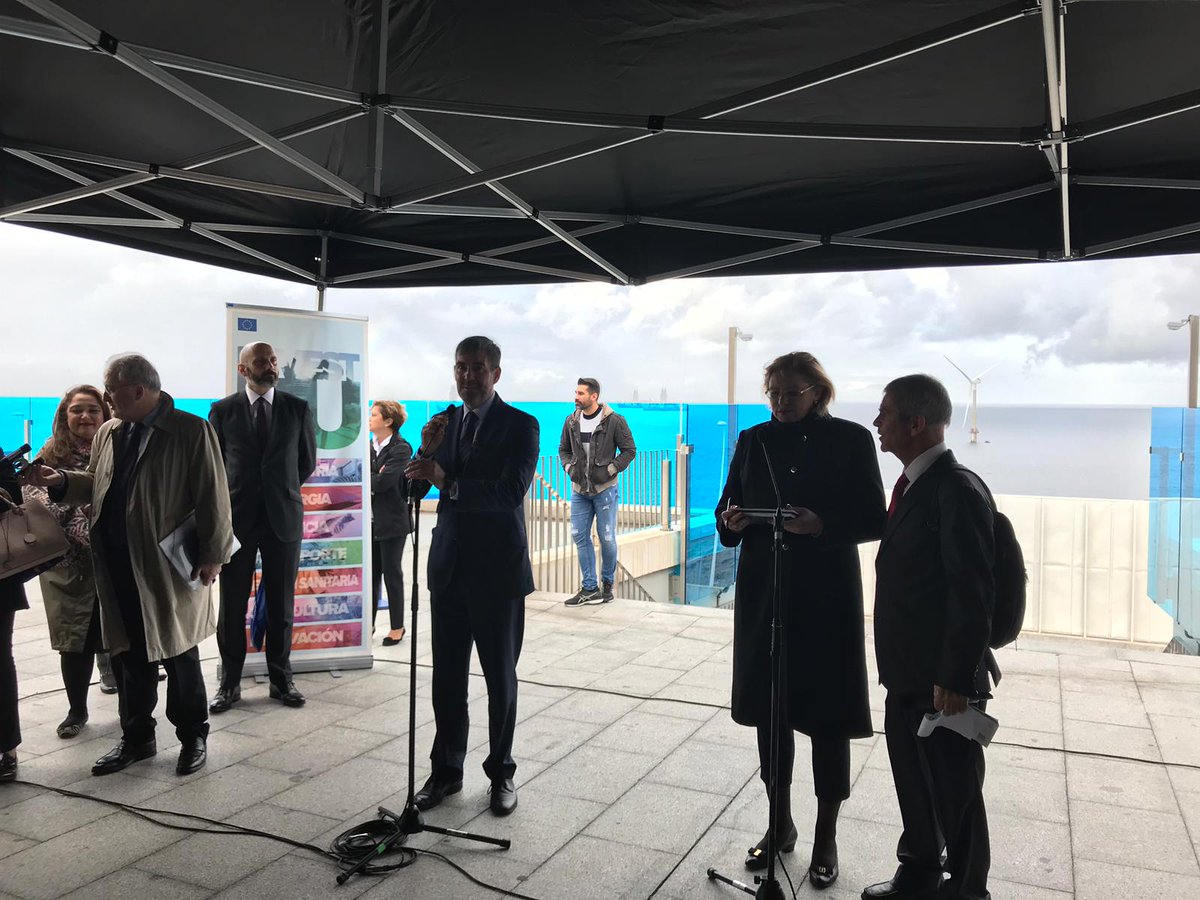 ComisionEuropea's tweet photo. La comisaria @CorinaCretuEU también ha visitado una exposición sobre @plocan,plataforma oceánica en #Canarias que gracias a la UE 🇪🇺 ayuda a investigadores y busca soluciones energéticas y nuevas formas de pescar y enfrentar el #cambioclimático #investEU #RUP #CoRUP @EUinmyRegion https://t.co/tiebECSiif