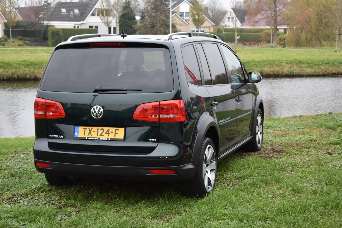 Wat een plaatje! Praktisch, stoer en uniek. In Nederland zijn er maar 60 stuks geleverd, dus pak je kans! Ruimte voor maar liefst zeven personen. 👬👭👫🕺 #crosstouran #touran #autodijkdokkum #volkswagen #highline #benzine #tsi #vw #dasauto #vwtouran