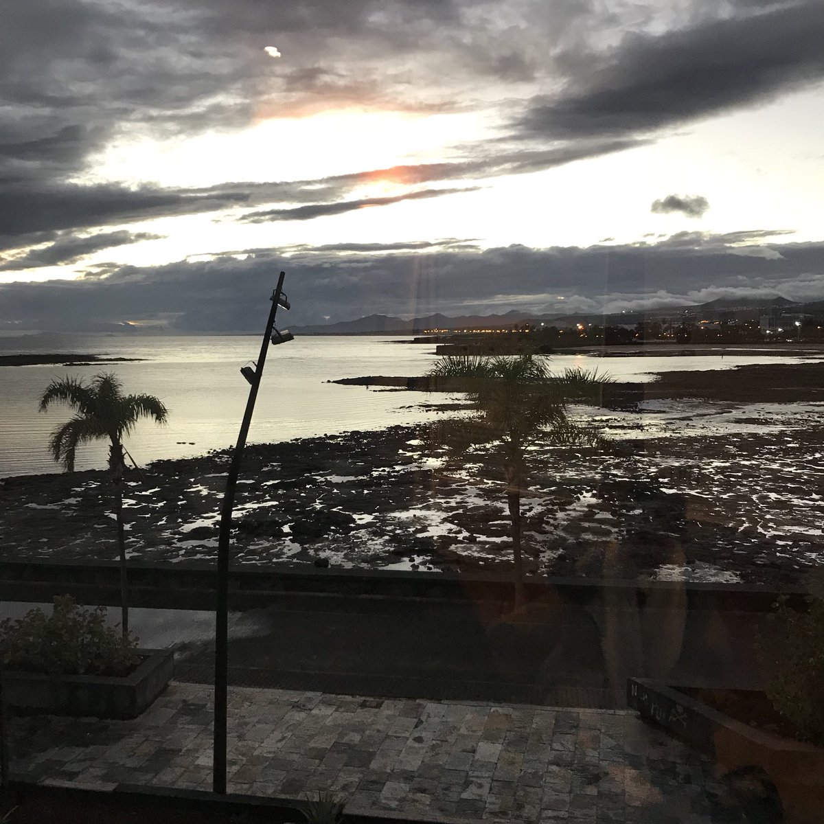 mesurerltdmonde's tweet photo. D4 - Lanzarote, uno de los lugares en la primera línea de contaminación por plásticos, podemos hacer el informe amargo del beaching de bienes de consumo de 4 continentes.

#ReservaBiosfera #Lanzarote #microplastics #measureworldwide #Plastic #oceanplastics #MICRO2018 https://t.co/pSWiudUX2Y
