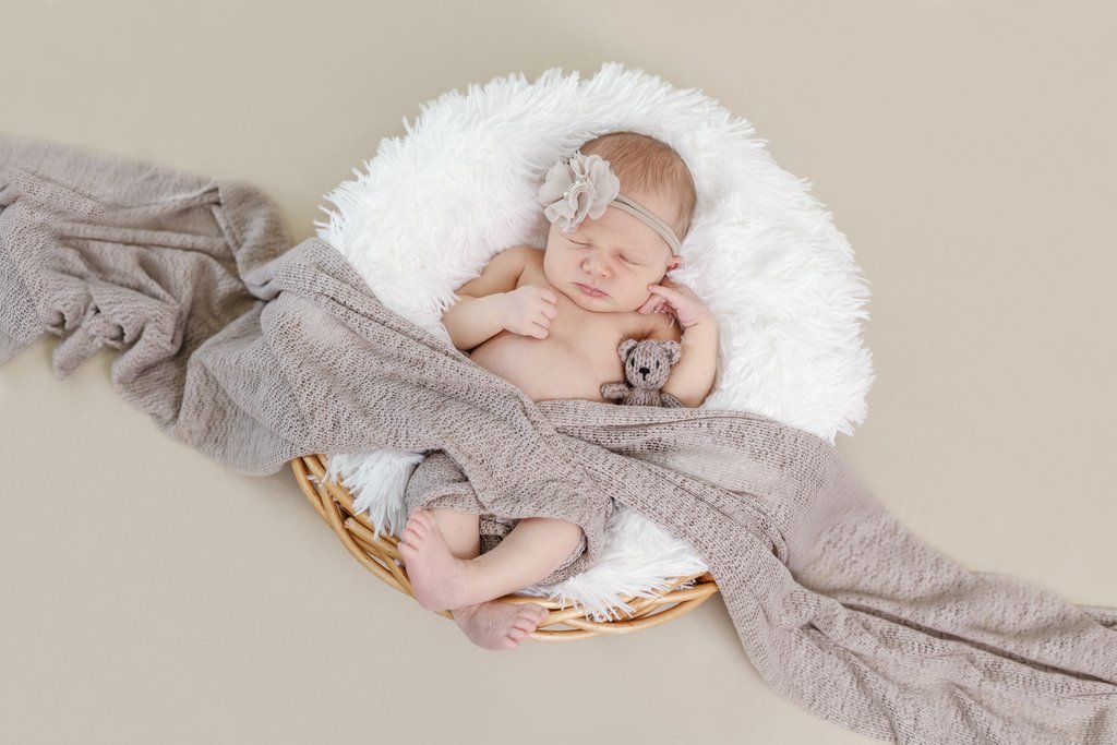 #newbornbaby #newbornphoto #newbornstudio #newborn #seattle #pnw #kentstation