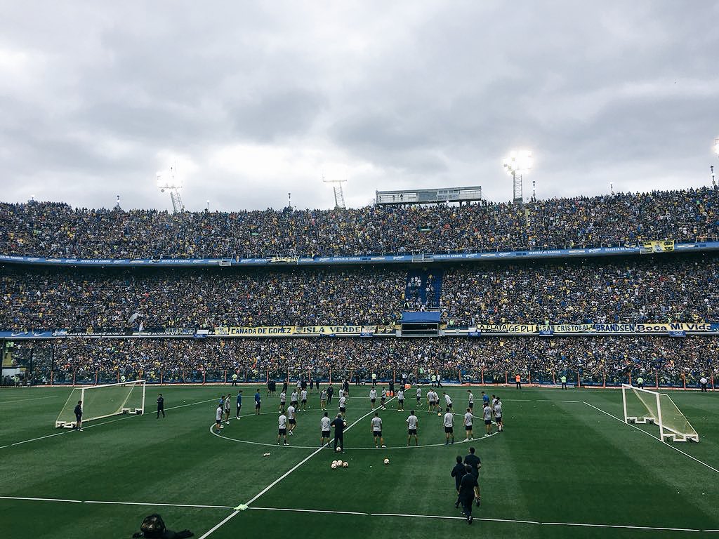 Footballogue's tweet photo. [#CopaLibertadores🏆] 50 000 personnes sont venus soutenir Boca Juniors à l’entraînement avant le match retour🔥 !

PASSION 🤩 https://t.co/o3LlTz6qkI