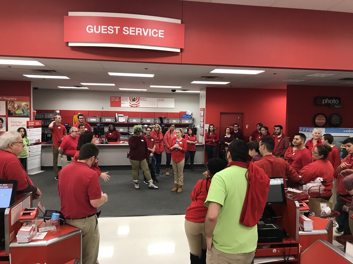<a href="/Cyn732/">Cynthia</a> prepping her team for #HolidayDomination in 1192!! 
Let’s do this team! #JoyToOurGuests #D450 #G495 #G495Proud
