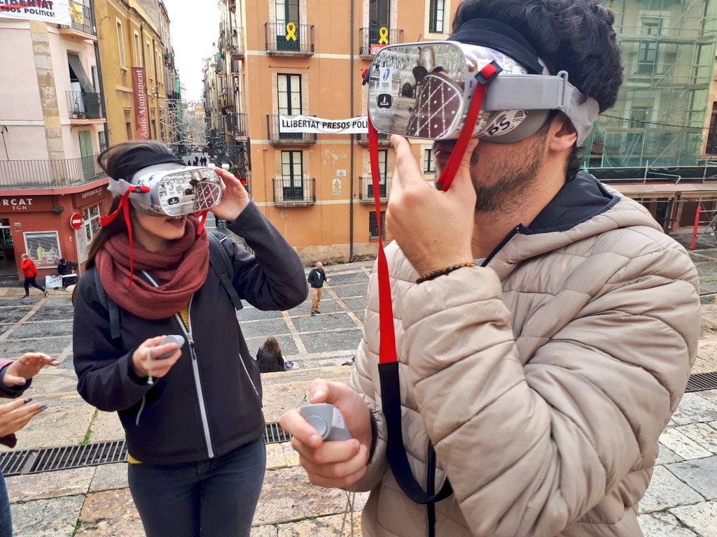 joppcc's tweet photo. Avui tocava classe de Realitat Augmentada #RA i Realitat Virtual #RV a #DissenyRE18 @universitatURV. Els alumnes, però, van preferir visitar #Tarragona... i aquí els teniu! @agoratarraco https://t.co/O5I4JVfHT9