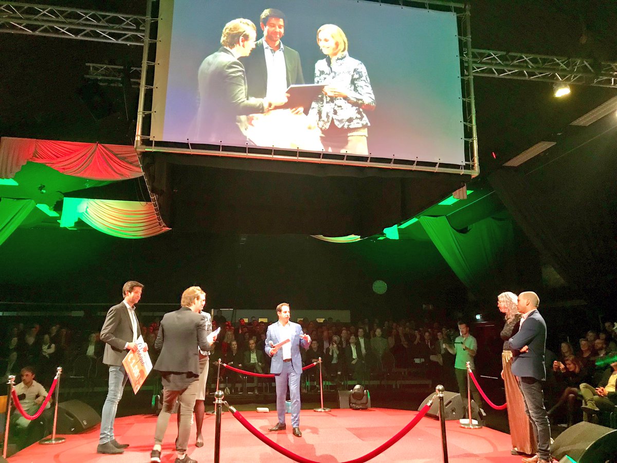 chrisbuijink's tweet photo. Mooi feest van #ondernemerschap in bomvolle #Merthal @gemeenteHadM: van harte #JongeOndernemer 2018 #deLASERSTUDIO &amp; finalisten @Ondernemerprijs 2018 #SociaalKapitaal &amp; #SmaakboerderijdeGastendonk én winnaar #KurstjensRecycling.  Thx ook @DonatelloPiras. https://t.co/oGmDsZwlda