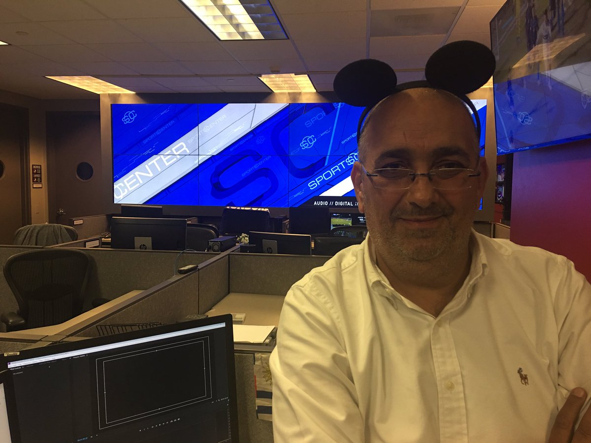MiamiDJMusic's tweet photo. #ShareYourEars Por cada post que compartan (foto o video) con orejas de #MikeMouse en Twitter, Instagram y Facebook poniendo #ShareYourEars Walt Disney donará 5 dólares a la fundación #MakeAWish que le cumple sus sueños a niños con enfermedades terminales Ayudemos, no cuesta nada https://t.co/Sx5W9XO4nu