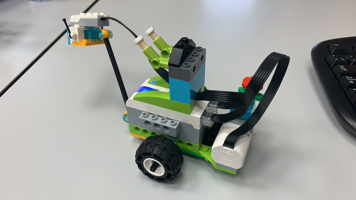 Dos maestros del cole, junto con otros compañeros de colegios de Palencia y León, asistieron hoy a una jornada más de formación en robótica en el <a href="/CFIE_PALENCIA/">CFIE_PALENCIA</a>