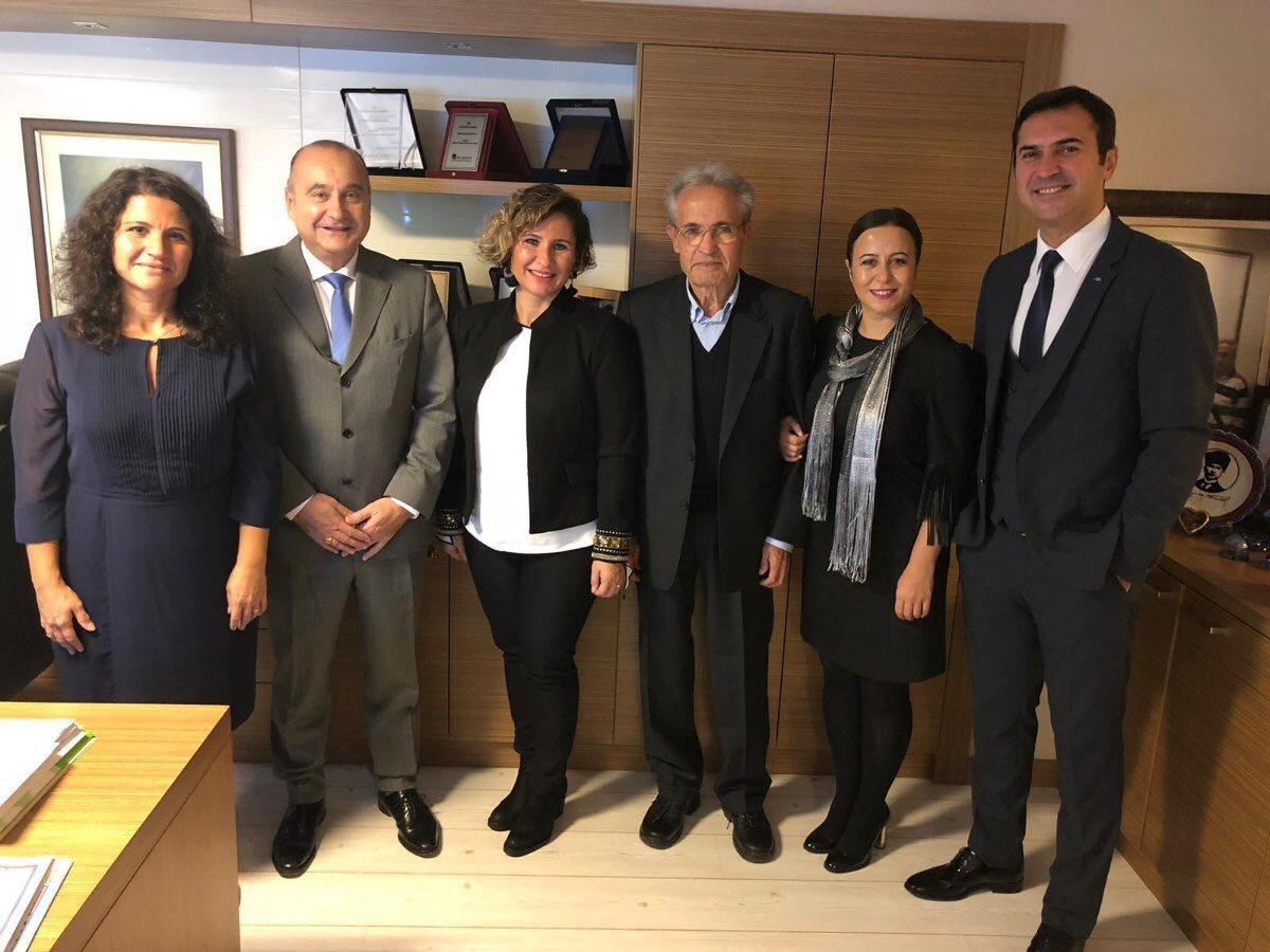 Vraiment heureux de rencontrer aujourd’hui notre agent d’Axa Sigorta entouré de ses deux filles au centre de la vieille ville d’Istanbul. Magnifique développement en confiance avec sa compagnie. One Axa!