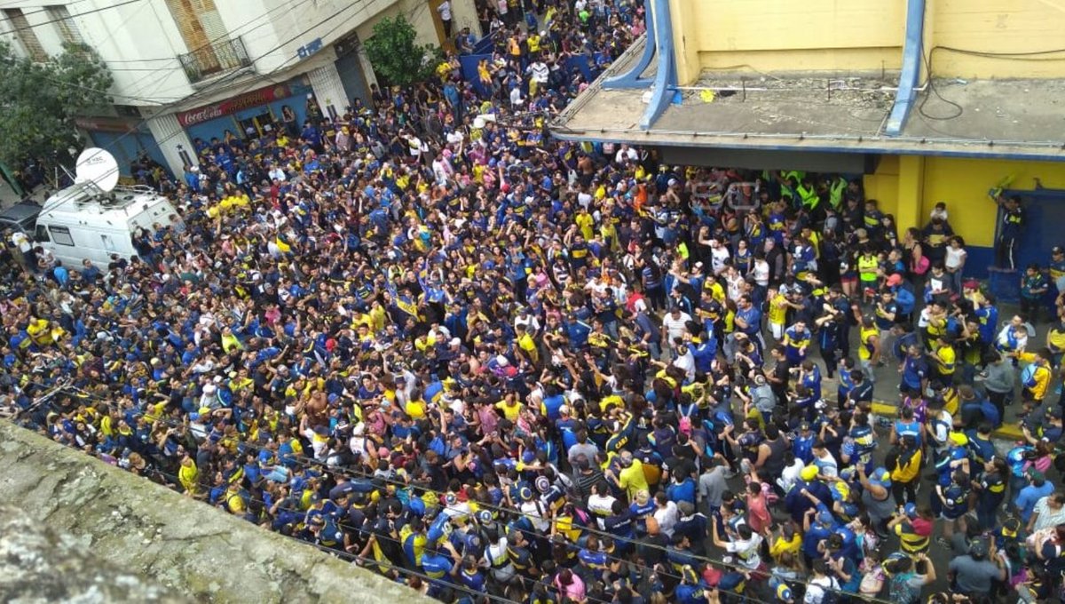 la12tuittera's tweet photo. Así fue despedido riBer cuando fue a Japón.

Así despiden al plantel de Boca los hinchas antes de una FINAL por #CopaLibertadores. 
50mil adentro, miles afuera del Templo.

#EstoEsBoca EL ÚNICO GRANDE💙💛💙👊 https://t.co/6eU1iHOv2i