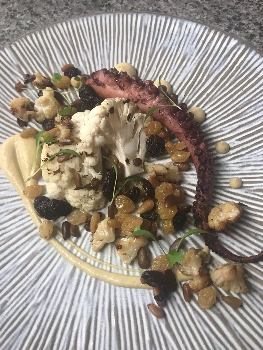 AdamSyn20's tweet photo. Octopus with curried cauliflower purée, grilled cauliflower, florets sautéed in a beurre noisette, raisin and pine nut mix and coriander. #chef #chefslife https://t.co/9xFnvayUrJ