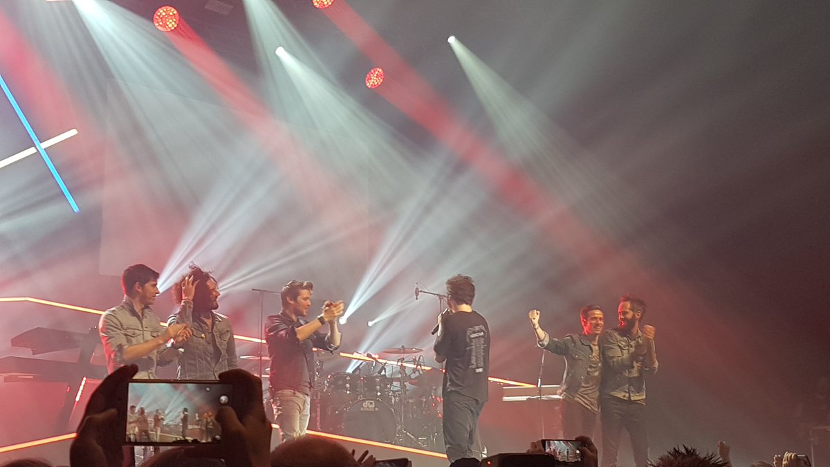 laurie0711's tweet photo. @Amir_Off merci à toi et tes musiciens pour ce concert hier à Dunkerque 😊 quel bonheur à voir... quelle énergie et surtout ce sourire du début à la fin !!! tu sais nous emporter dans ta petite folie avec tellement de simplicité... Merci #AddicTour https://t.co/uq8VZg3h4y