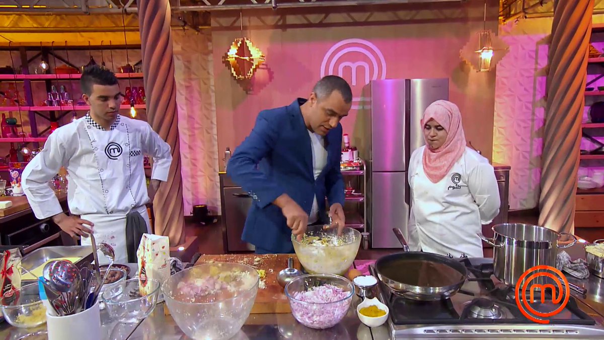MasterChef_Dz's tweet photo. Heureusement que @CHEF_RABAH est là pour aider #Keltoume et #Nawel 👊 #MasterChefAlgérie #MCA3 #Episode8 #LaFinale #EchoroukTV https://t.co/4AEbqqDQIu